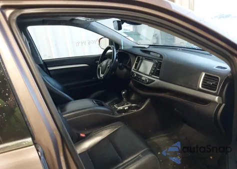 2018 Toyota Highlander Xle z USA, uszkodzony, nr VIN 5TDJZRFH7JS488874